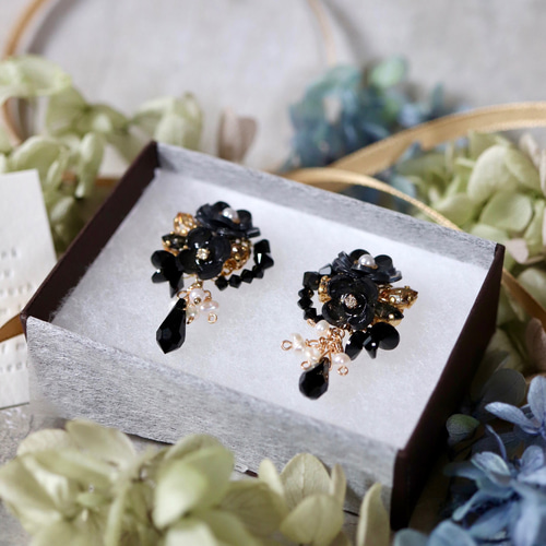 ブラックフラワー、黒椿の花*華やかピアス／イヤリング イヤリング