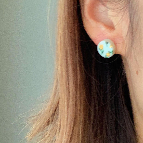 【初夏 人気】花柄ピアス 小ぶり 5粒セット｜夏カラー×美濃焼×ガラス×金箔｜リバティ調イヤリング対応可 2枚目の画像