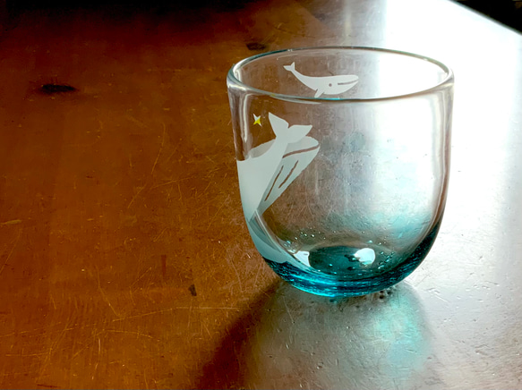 夏一番星コップ　ザトウクジラの親子　　グラス　ビアグラス 2枚目の画像