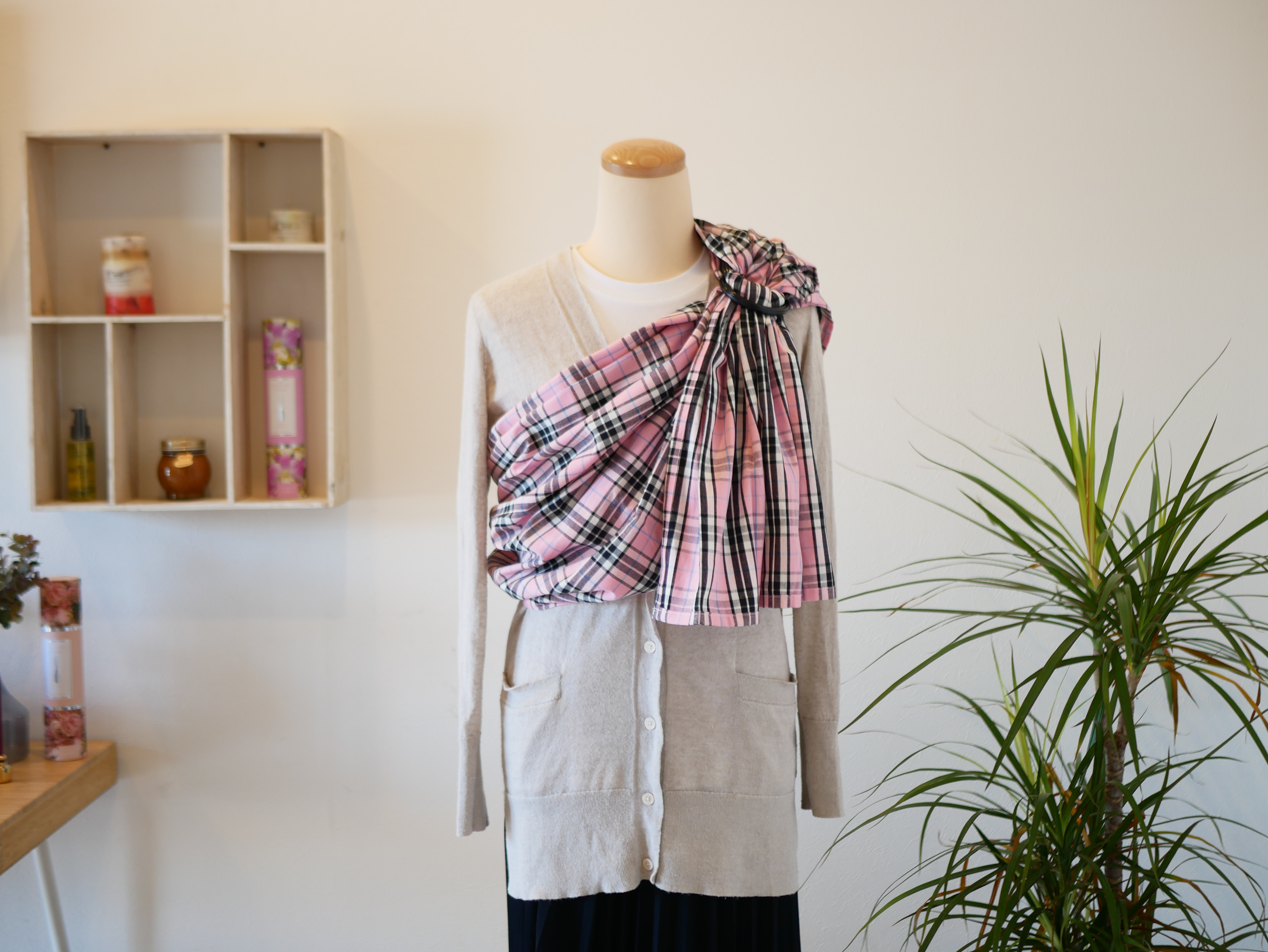 子育てが楽になる 腰への負担軽減 スリング！！　合わせやすいチェック柄 ＜ピンク＞