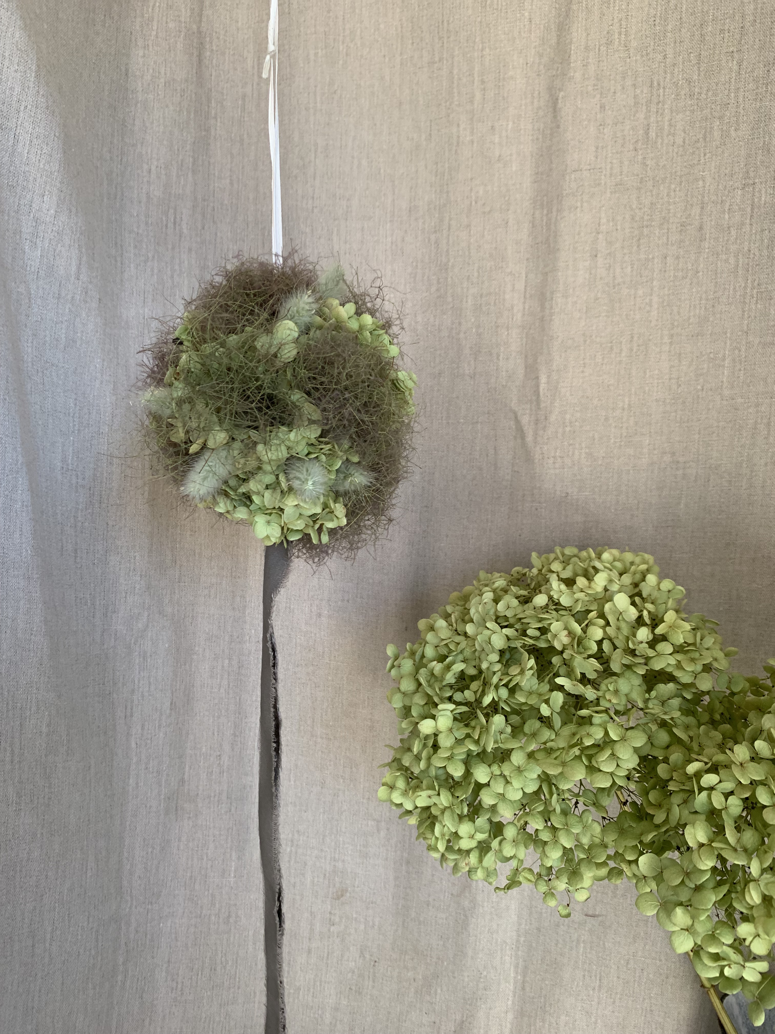 アナベルのドライフラワーボール☆フライングボール アナベルとスモークツリー✴︎フライングボール✴︎ドライ