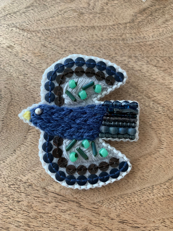 ビーズ刺繍 鳥 ブローチ 北欧 青い鳥 ネイビー 紺 バード 木目