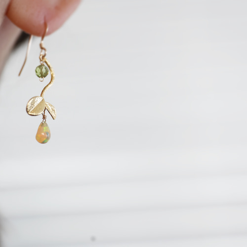 【⠀専用ページ 】ペリドット オパールピアス 14kgf 14kgf カラーオパールx宝石質ペリドットのピアス ピアス（フック
