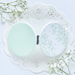 かすみ草柄ミントグリーンコンパクトミラー　鏡 手鏡 かわいい バイカラー 花柄 ホワイト 白 フラワー 清楚 ギフト 3枚目の画像
