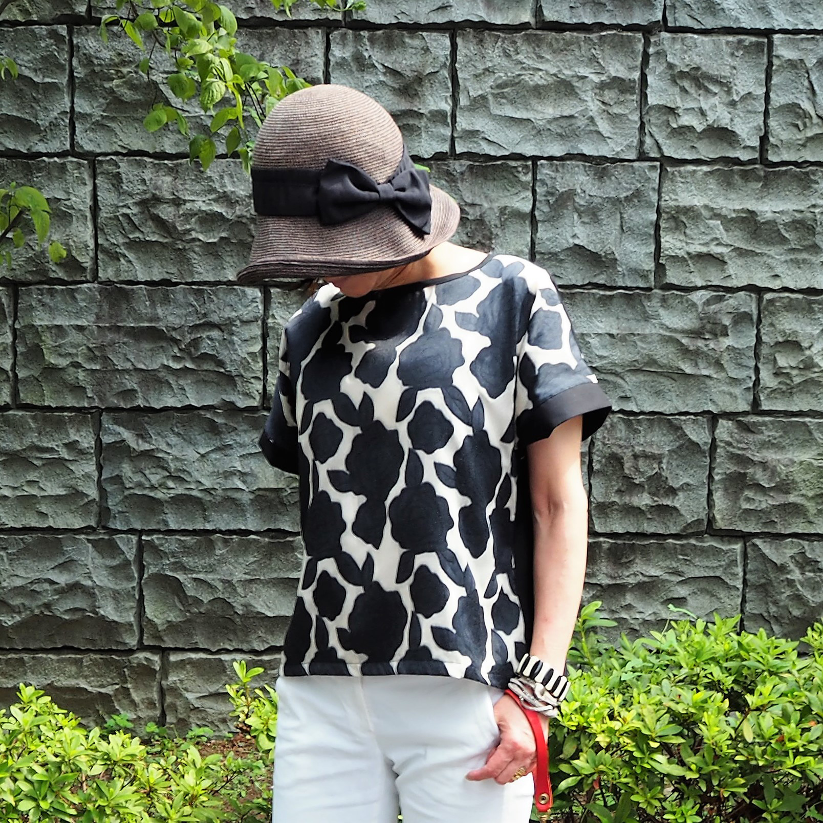 「超早割祭」素敵なバラ柄織り　涼しい立体　ブラックキャメルイタリア製コットンストレッチ　ゆったり肩落ち