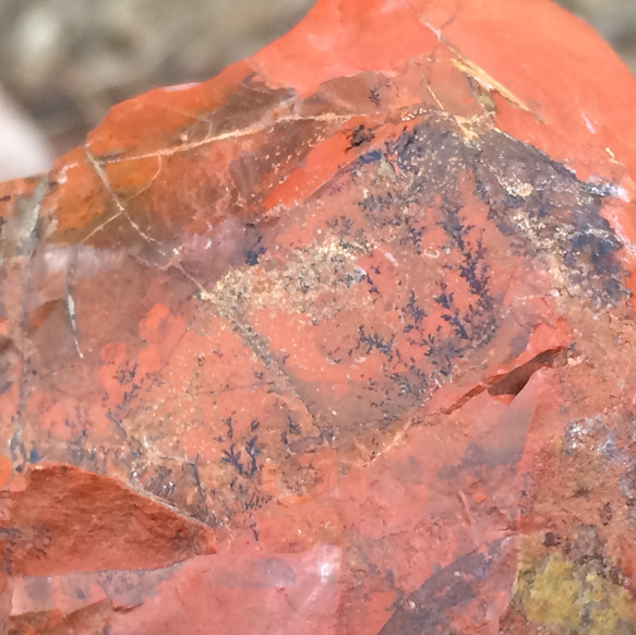 リアル佐渡赤玉石 新潟県赤玉地区産出 レッドジャスパー原石 デンドリティックあり 1枚目の画像