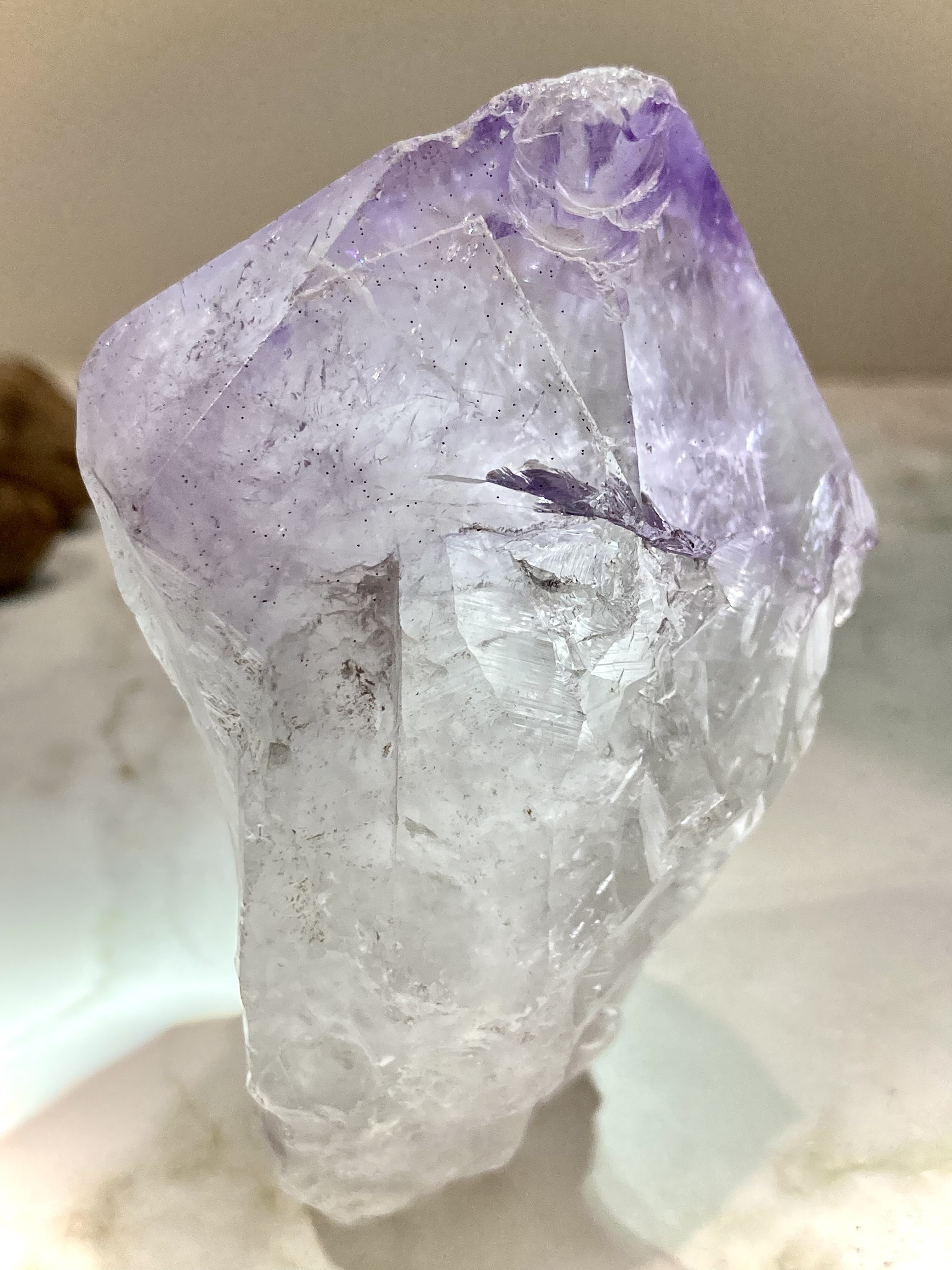 カクセコナイト内包✨レインボー　ラベンダー　アメジスト　結晶　ラフストーン　原石