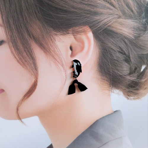 受注生産】キュートな尾ビレ♪サテンリボンのベルーガとシャチのピアス