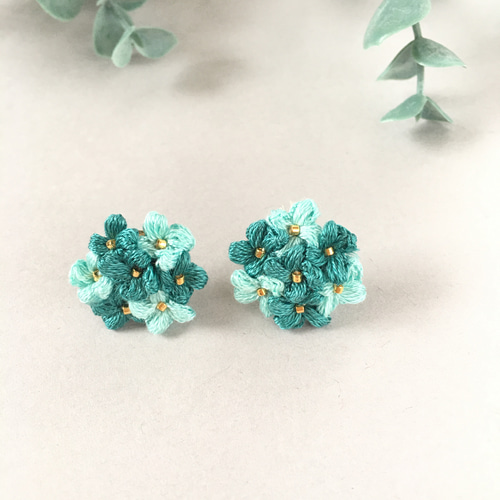小花のピアス エメラルドグリーン 刺繍糸花 軽いアクセサリー