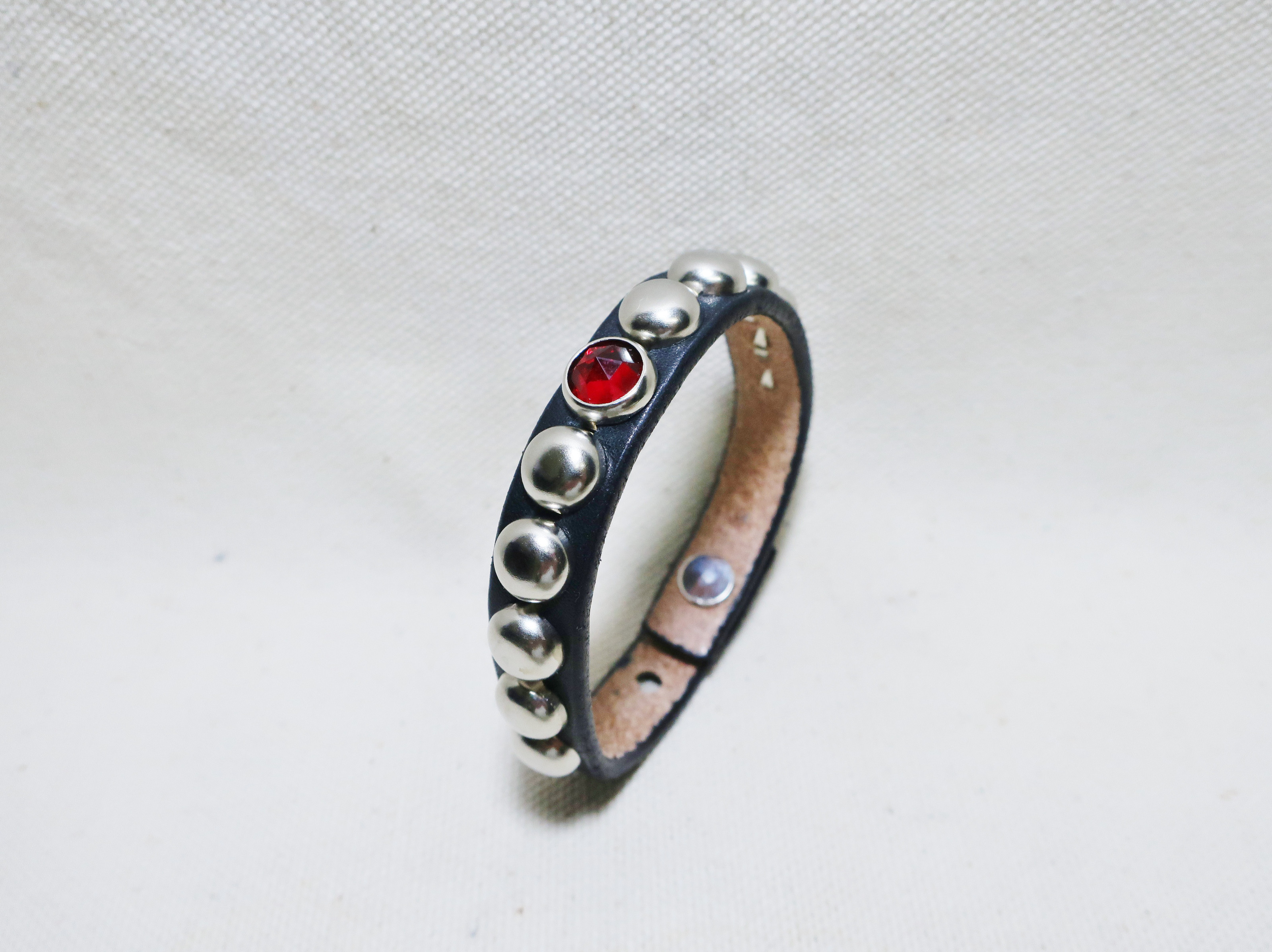 スタッズブレスレット サドルレザー レザーブレスレット レザークラフト 革小物 ハンドクラフト 限定品 新品未使用