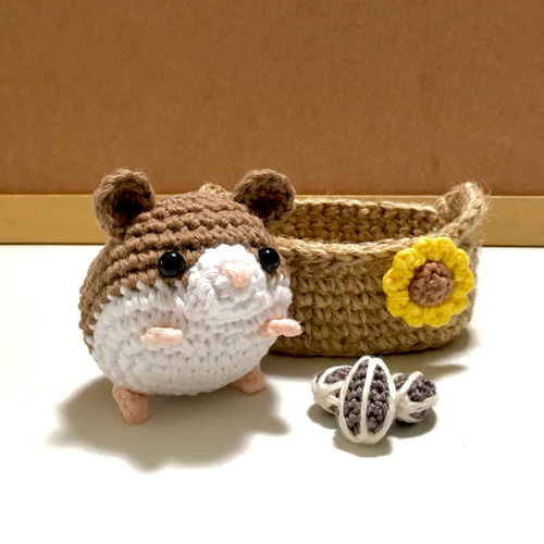 受注制作＊＊まんまるハムスターあみぐるみ〜ひまわり飾りのカゴ