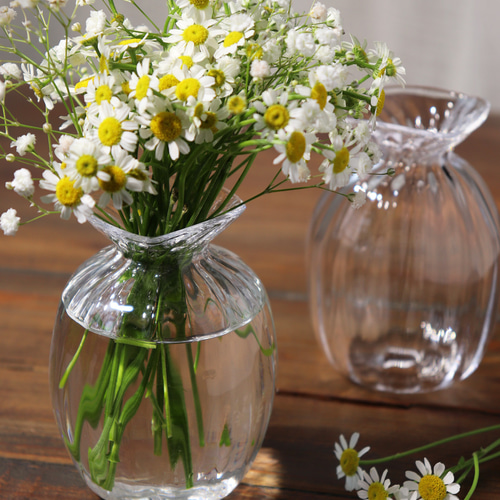 新作「小さな小瓶の一輪挿し」マトリカリア スズラン カスミソウ