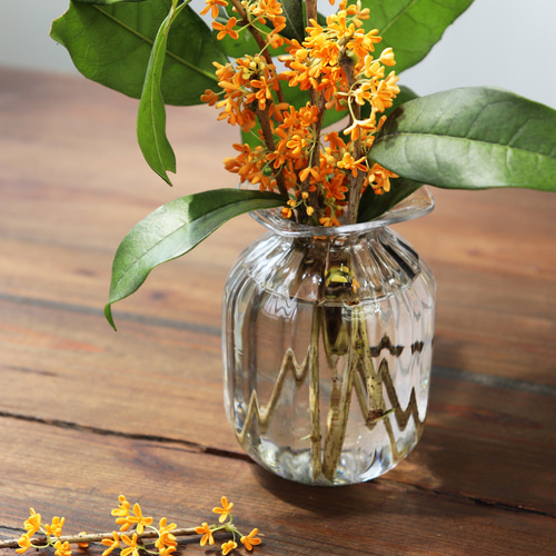 新作「小さな小瓶の一輪挿し」マトリカリア スズラン カスミソウ