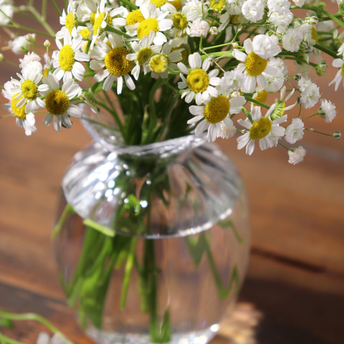 新作「小さな小瓶の一輪挿し」マトリカリア スズラン カスミソウ