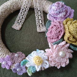 アンティーク系・お花のレース編みリース（直径16cm） 2枚目の画像