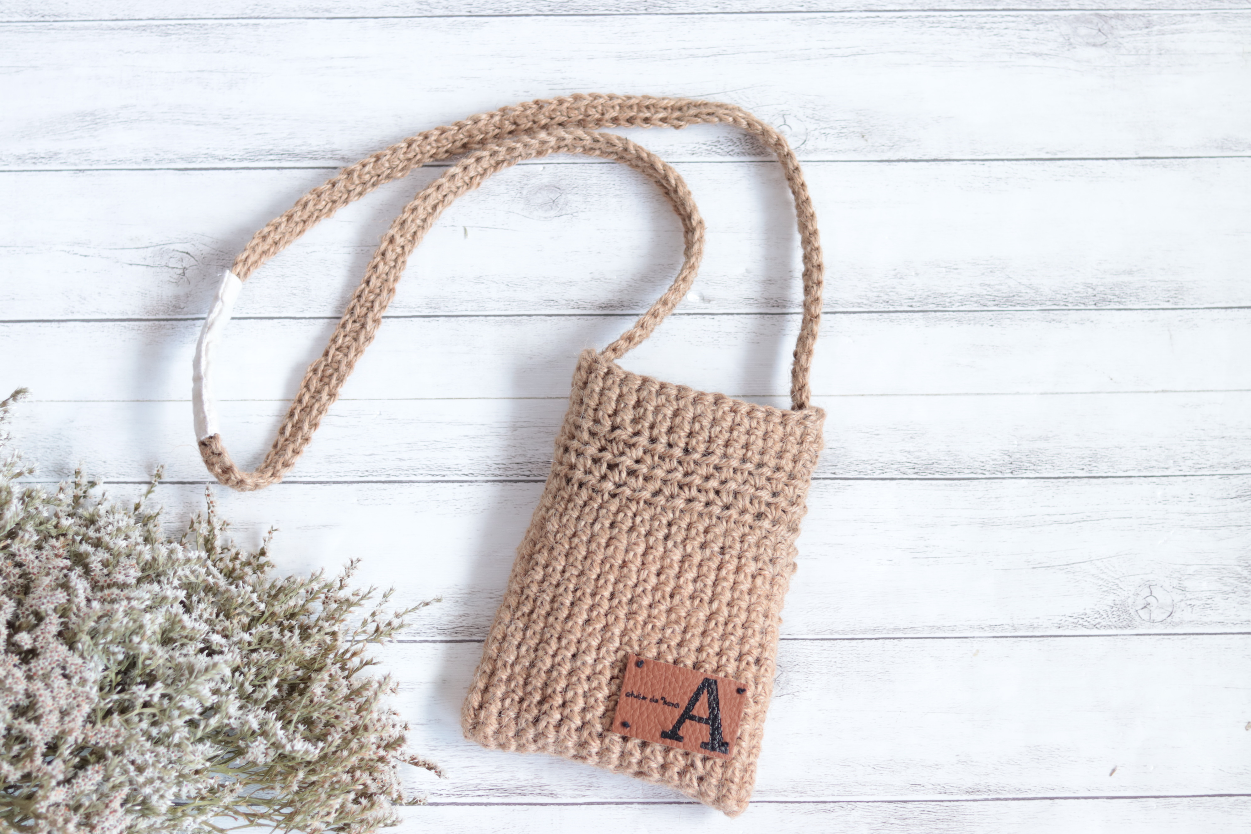 【イニシャル本革ワッペン】国産JUTE100%＊麻ヒモスマホショルダーバッグ(ポシェット)＊贈り物ギフトにも◎