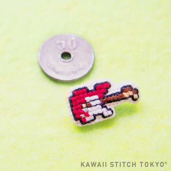 ギター【ブローチ】バッチ バッジ ピン ロック 楽器 音楽 バンド 刺繍 かわいい クロスステッチ ポップ 1枚目の画像