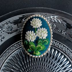 白詰草とクローバーの手刺繍ブローチパール飾り 2枚目の画像