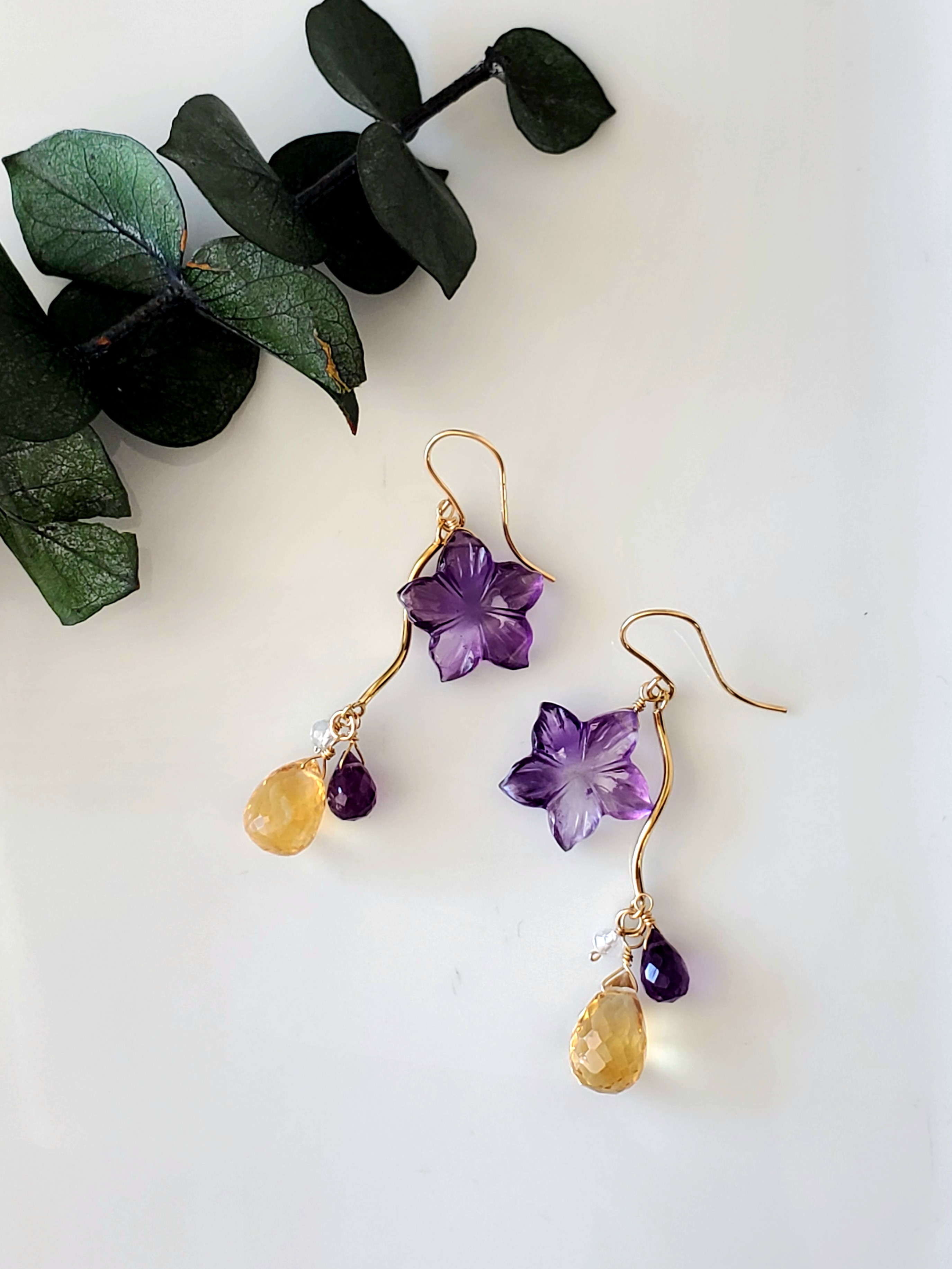 2月の誕生石　天然石　アメジストのK14gfカービングストーンピアス／イヤリング