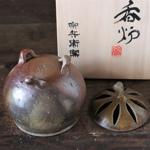 備前焼　香炉　在銘　作家作品　C8558 備前焼香炉（菊模様） | iichi 日々の暮らしを心地よくする