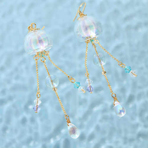 くらげと遊ぶ*アクア 刺繍糸で作るクラゲのピアス・イヤリング くらげと遊ぶ*アクア 刺繍糸で作るクラゲのピアス・イヤリング