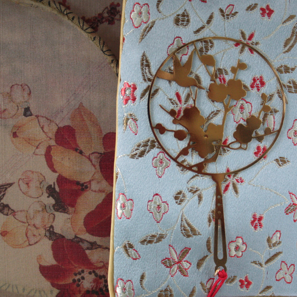 浴衣、着物の帯飾り/ブックマーク（うちわ型・大ぶり中国花鳥モチーフ）[レッド] 2枚目の画像