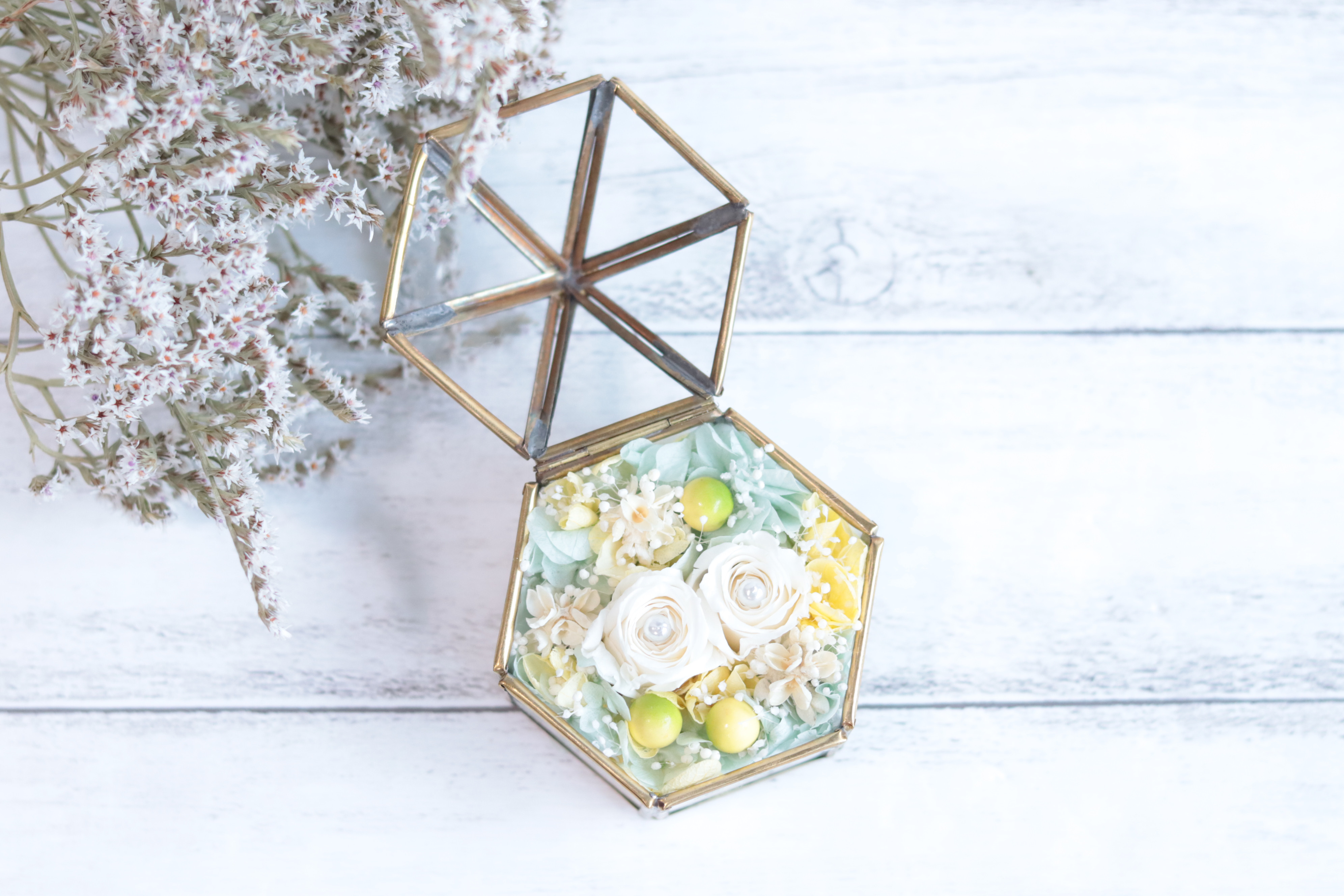 【カラーオーダーＯＫ】“ホワイト＆シャーベットグリーンイエロー”のテント型アンティークガラスケースのリングピロー（S）