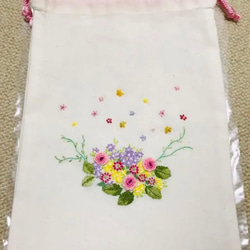 巾着袋　刺繍　ハンドメイド　お花　小花 2枚目の画像