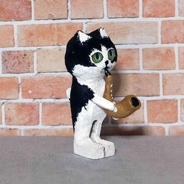 サックスを吹くブチ猫