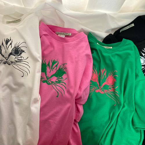 文豪の猫〜猫の顔プリントビッグTシャツ−黄緑×ピンク】 Tシャツ