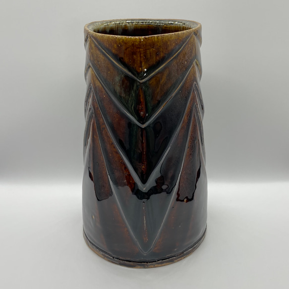 幾何学模様が美しい黒飴釉刻文三角花入 【花瓶 手仕事 民藝 窯元