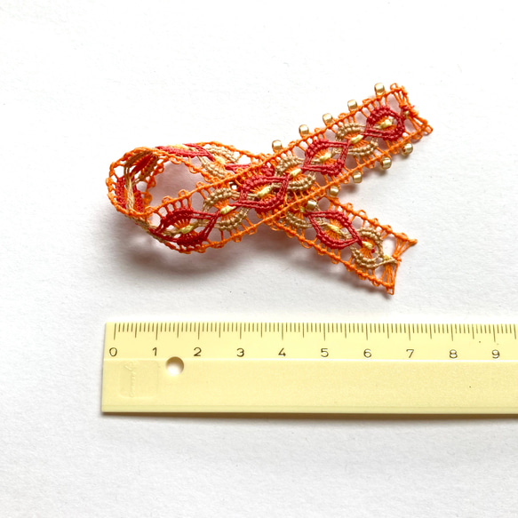 糸のリボンモチーフのブローチ　オレンジ 8枚目の画像