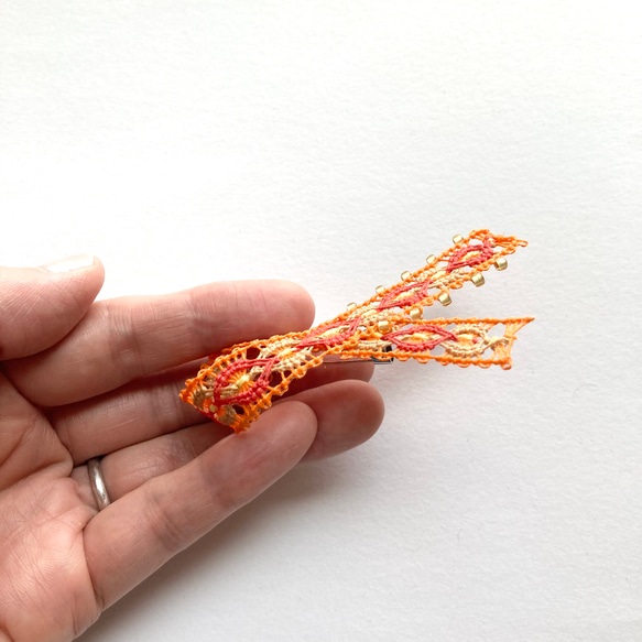 糸のリボンモチーフのブローチ　オレンジ 6枚目の画像
