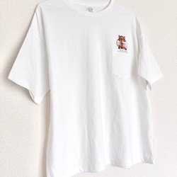 〈ビッグシルエット〉ポケットにおやつを蓄えるシマリスのTシャツ 3枚目の画像