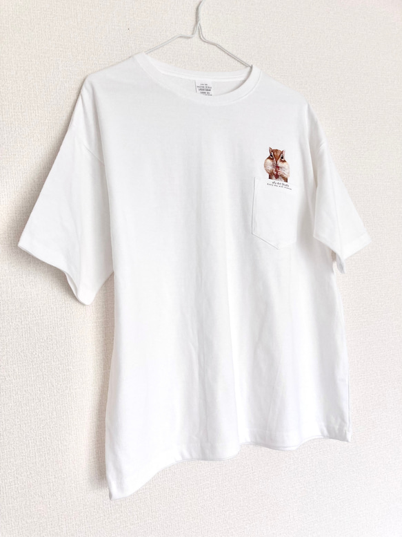 〈ビッグシルエット〉ポケットにおやつを蓄えるシマリスのTシャツ 3枚目の画像