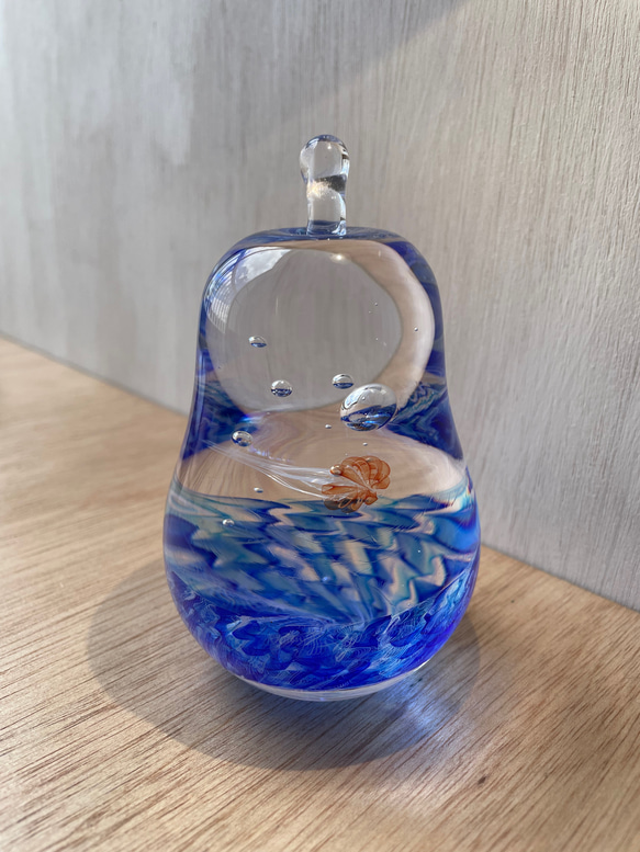 アカクラゲのガラスオブジェ☆洋梨型のペーパーウェイト 4枚目の画像