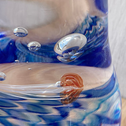 アカクラゲのガラスオブジェ☆洋梨型のペーパーウェイト 3枚目の画像