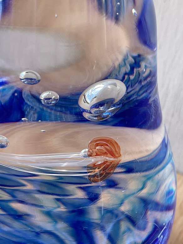 アカクラゲのガラスオブジェ☆洋梨型のペーパーウェイト 3枚目の画像