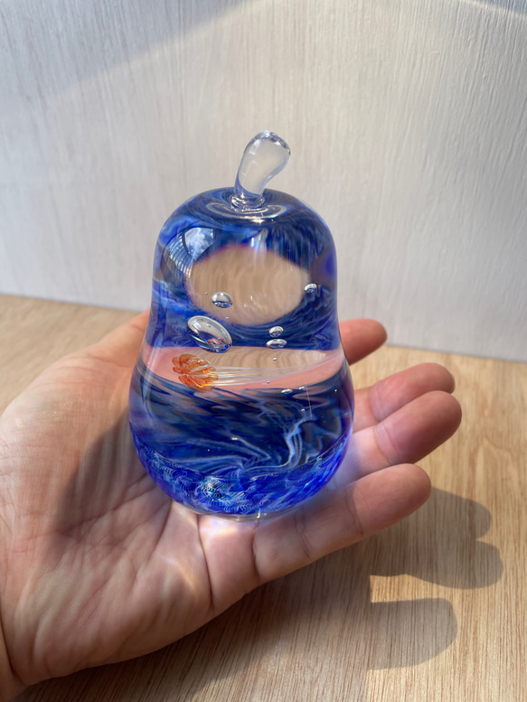 アカクラゲのガラスオブジェ☆洋梨型のペーパーウェイト 5枚目の画像