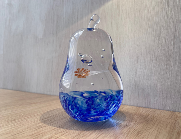 アカクラゲのガラスオブジェ☆洋梨型のペーパーウェイト 2枚目の画像