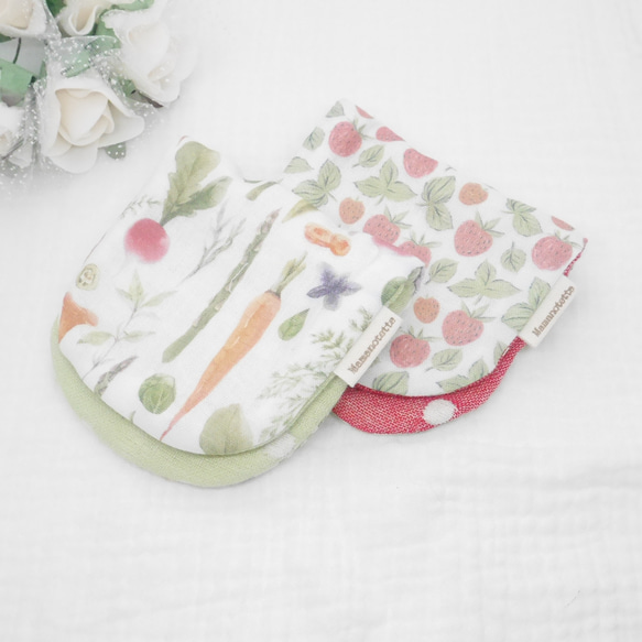 ふわふわガーゼハンカチ『いちご・やさい』優しい肌触りの8重ガーゼハンカチ 10×20cm ギフトにも☺ 1枚目の画像