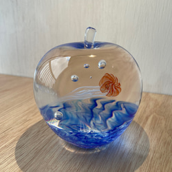 アカクラゲのガラスオブジェ☆りんご型のペーパーウェイト 2枚目の画像