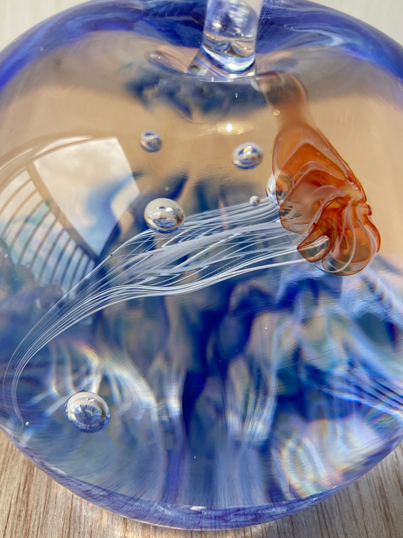 アカクラゲのガラスオブジェ☆りんご型のペーパーウェイト 4枚目の画像