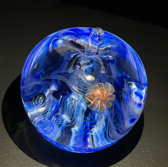 アカクラゲのガラスオブジェ☆りんご型のペーパーウェイト 7枚目の画像