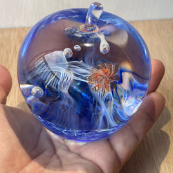 アカクラゲのガラスオブジェ☆りんご型のペーパーウェイト 5枚目の画像