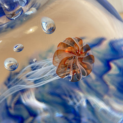アカクラゲのガラスオブジェ☆りんご型のペーパーウェイト 3枚目の画像