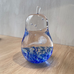 オキクラゲのガラスオブジェ☆洋梨型のペーパーウェイト 2枚目の画像