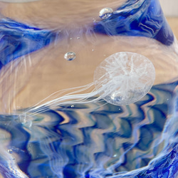 オキクラゲのガラスオブジェ☆洋梨型のペーパーウェイト 4枚目の画像