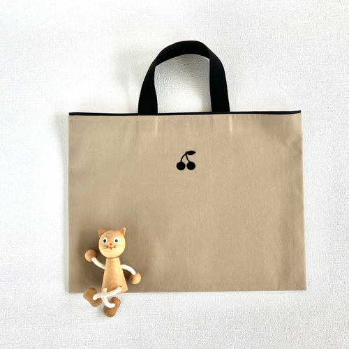 入荷中 手刺繍＊さくらんぼのレッスンバッグ と上履き入れの2点セット 手提げ・レッスンバッグ・入園グッズ
