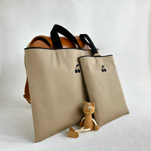 新品本物 手刺繍＊さくらんぼのレッスンバッグ と上履き入れの2点セット 手提げ・レッスンバッグ・入園グッズ